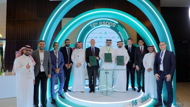 مذكرة تفاهم بين الجمعية السعودية لأمراض وجراحة الجلد وشركة آبفي وشركة النهدي الطبية